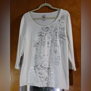 Zynergy by Chico’s white and silver tee, size 2/large